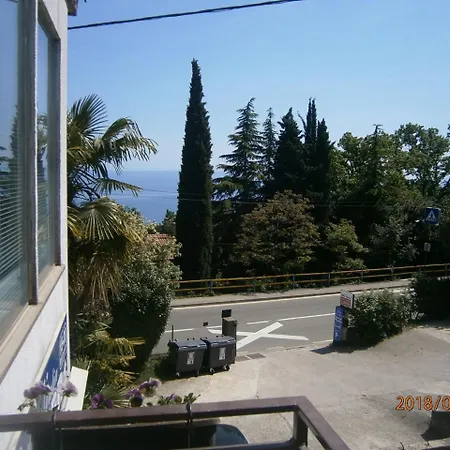 & Semic - Free Parking And Sea View ゲストハウス 3*
